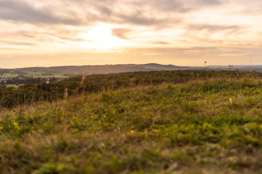 Swabian Alb 'indeki biyosfer bölgesinde gün batımında çayır.