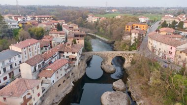 Ponte Vecchio 'nun ve İtalya' daki binaların hava görüntüsü.