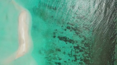 Asya 'daki okyanusun masmavi sularının kuş bakışı görüntüsü.