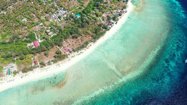 Asya 'da güneşli bir günde adası olan güzel bir deniz manzarası.