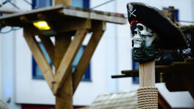 Korsan kafatasının seçici bir görüntüsü.