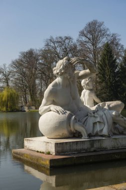 Gölde güzel bir heykel manzarası