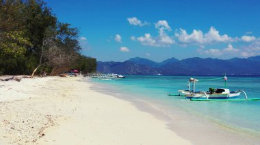 Güneşli bir günde kumsaldaki tekneler