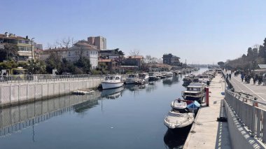 Kurbagalidere deresi ve Kadıköy, İstanbul ve Türkiye 'de tekneli kıyı şeridi güzel bir manzara