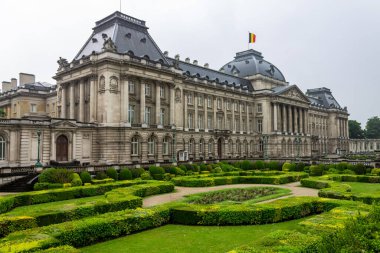 Brüksel, Belçika 'daki Palace Royale' in manzaralı bir çekimi.