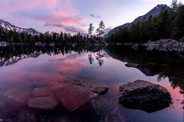 Vacker Rosa Solnedgång Över Sjön Lago Saoseo Omgiven Träd Och — Stockfoto