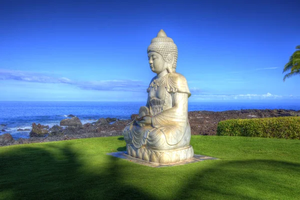Eine Riesige Buddhastatue Der Nähe Des Ozeans — Stockfoto