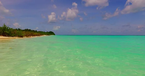 Nádherný Přímořský Plášť Klidnou Vodou Ostrova Pod Modrou Oblohou — Stock fotografie