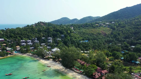 Güneşli Bir Günde Evleri Olan Bir Adada Güzel Bir Sahil — Stok fotoğraf