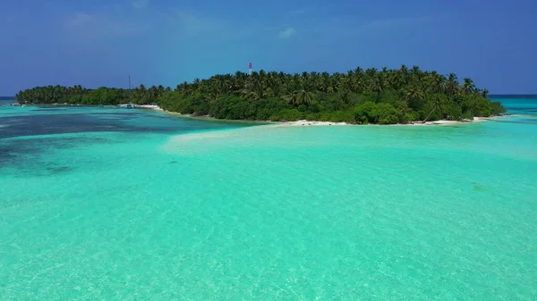 Piękny Widok Wyspę Spokojnym Morzem Letni Słoneczny Dzień — Zdjęcie stockowe