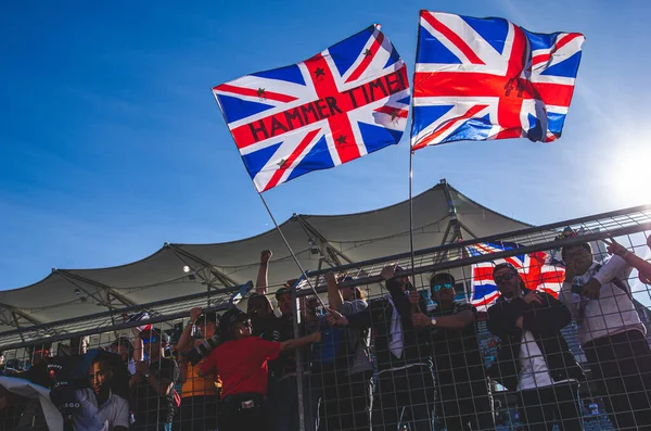 Group People Waving Flags United Kingdom Hammer Timei Text Grand — Stock Photo, Image