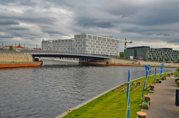 Una Hermosa Foto Los Edificios Modernos Río Spree Durante Día —  Fotos de Stock