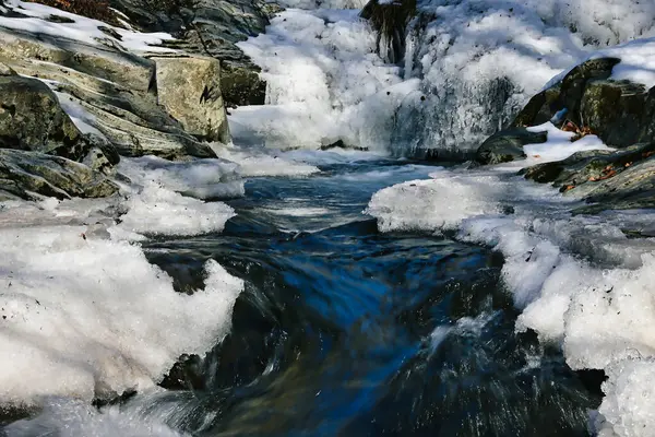Tiro Perto Corrente Água Através Gelo Neve — Fotografia de Stock