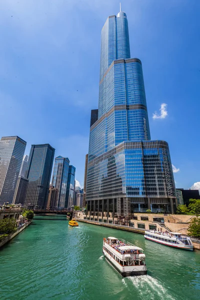 Вертикальный Снимок Реки Фоне Небоскребов Чикаго Сша — стоковое фото