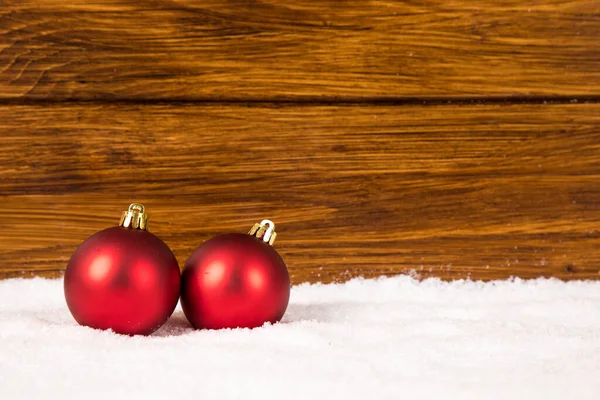 Gros Plan Boules Décoratives Rouges Noël Sur Neige Sur Fond — Photo