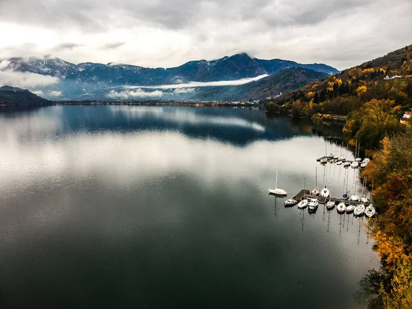 Una Hermosa Vista Aérea Lago Rodeado Los Nevados Rocosos Alpes — Foto de Stock