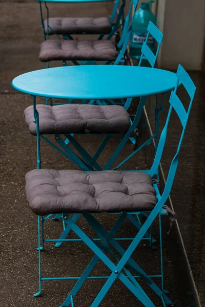 Mesa Restaurante Azul Vazia Com Cadeiras Calçada — Fotografia de Stock