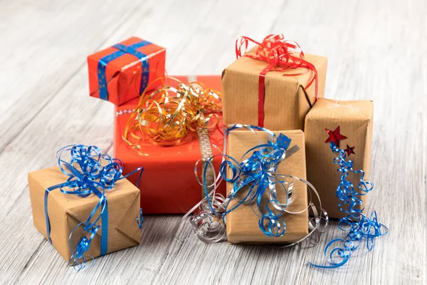 Een Close Van Ingepakte Geschenkdozen Linten Een Houten Achtergrond — Stockfoto