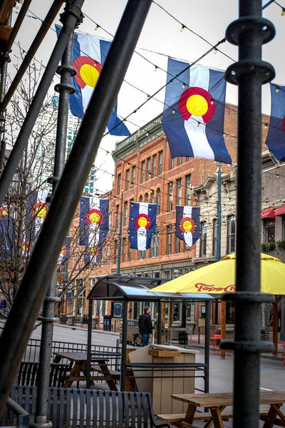 Bellissimo Scatto Delle Bandiere Del Colorado Piazza Denver Larimer Con — Foto Stock