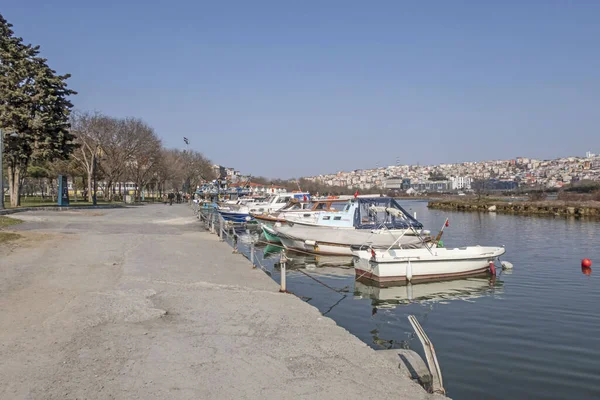 Beau Cliché Bateaux Près Quai Golden Horn Shore Avec Horizon — Photo