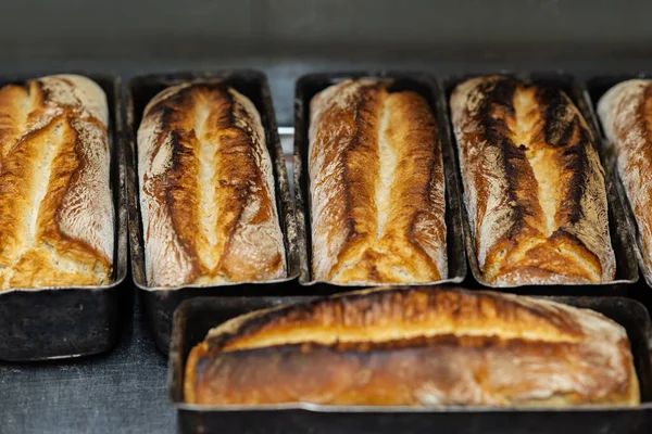 Zbliżenie Ujęcie Świeżego Pieczonego Chleba Miejscowej Piekarni — Zdjęcie stockowe