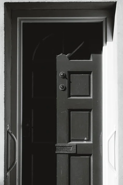 Μια Κάθετη Βολή Της Πόρτας Κάτω Από Φως Του Ήλιου — Φωτογραφία Αρχείου
