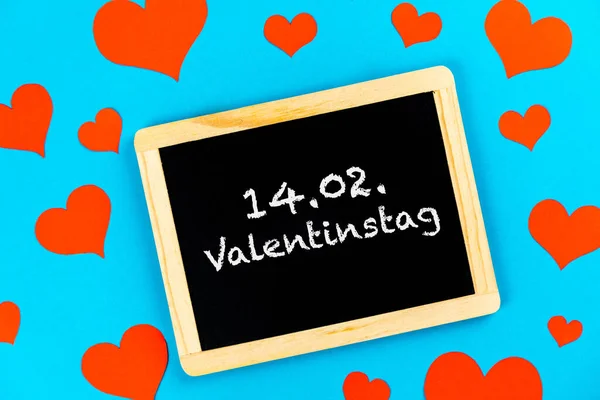 Ένας Πίνακας Κείμενο Valentinstag Και Κόκκινες Καρδιές Μπλε Φόντο — Φωτογραφία Αρχείου