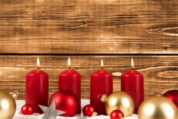 Primer Plano Velas Rojas Con Decoraciones Navideñas Sobre Fondo Madera — Foto de Stock