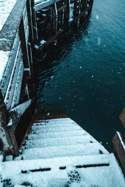 Belo Tiro Escadas Brancas Até Mar Água Azul Sob Uma — Fotografia de Stock