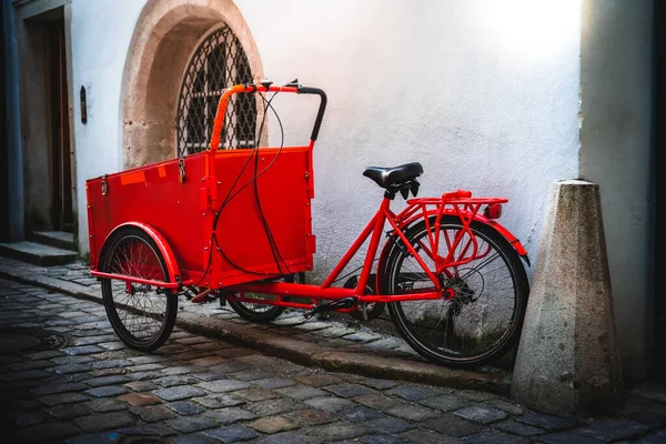 Carruaje Rojo Estacionado Las Calles Del Casco Antiguo Passau Alemania —  Fotos de Stock