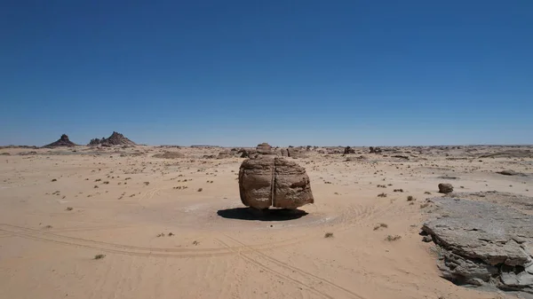 Una Hermosa Vista Del Desierto Con Una Gran Roca Caluroso —  Fotos de Stock