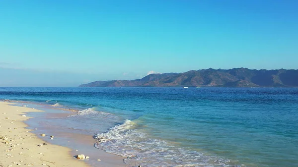 Uma Bela Vista Oceano Com Montanhas Fundo — Fotografia de Stock