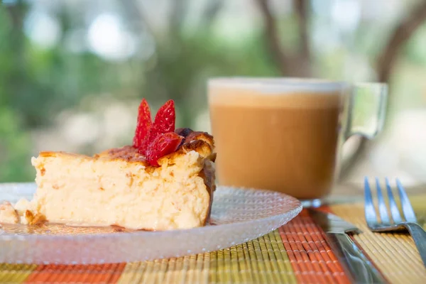 Selective Focus Shot Delicious Cheesecake Strawberries Coffee Table — Stock Photo, Image