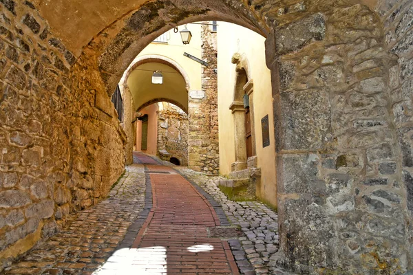 意大利拉齐奥地区一座古城的中世纪石头建筑之间的一条街 — 图库照片