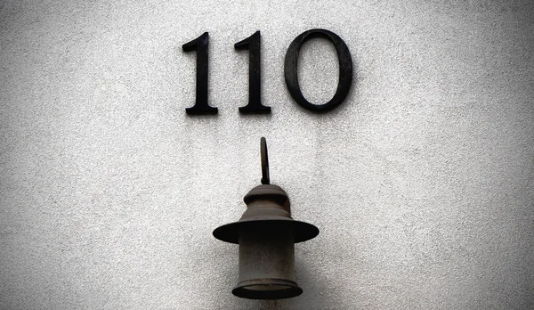Detailní Záběr Čísla 101 Světle Šedé Stěně Starou Lampou — Stock fotografie