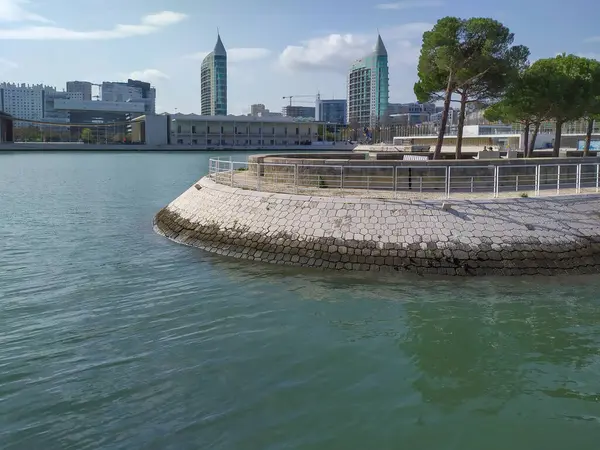 Een Prachtig Shot Van Een Meer Achtergrond Van Het Stadsgezicht — Stockfoto