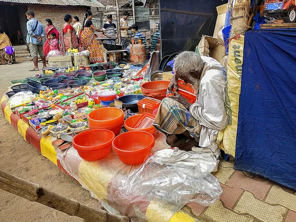 Vendedor Ambulante Com Venda Tigelas Plástico Esperando Por Seus Clientes — Fotografia de Stock