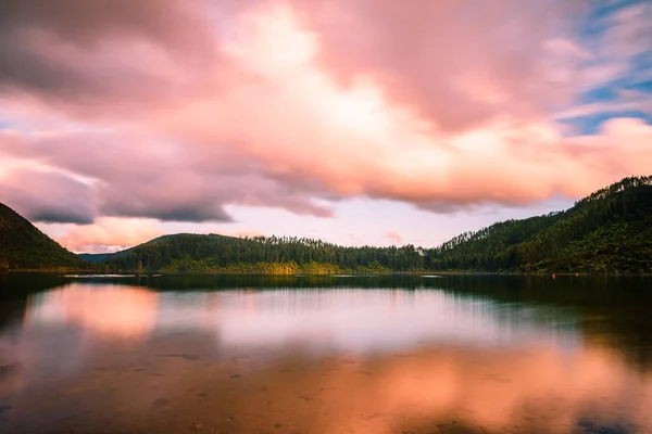 Uma Vista Hipnotizante Lago Calmo Cercado Por Árvores Lago Tarawera — Fotografia de Stock