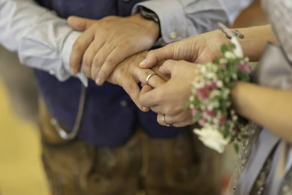 Gros Plan Jeune Couple Échangeant Des Anneaux Lors Une Cérémonie — Photo