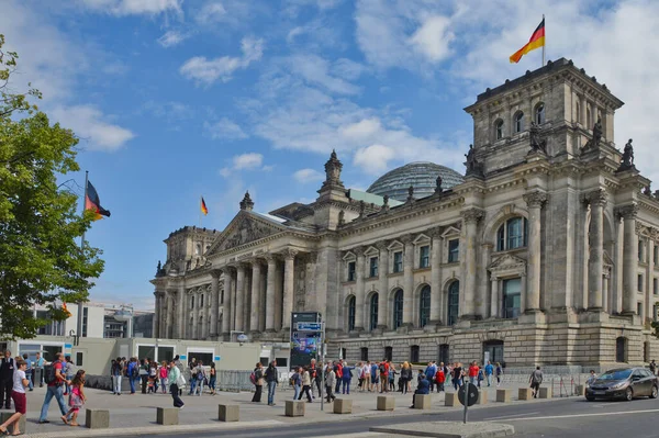 在德国柏林的联邦议院 Reichstag 在阳光明媚的蓝天下 一个美丽的游客镜头映衬着蓝天 — 图库照片