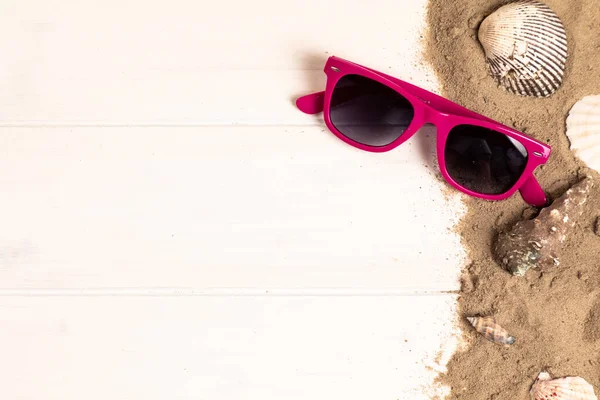 Rosa Sonnenbrille Mit Sand Und Muscheln Auf Weißem Holzhintergrund — Stockfoto