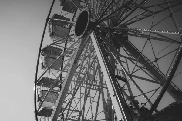 Grayscale Low Angle Shot Ferris Wheel — Stock Photo, Image