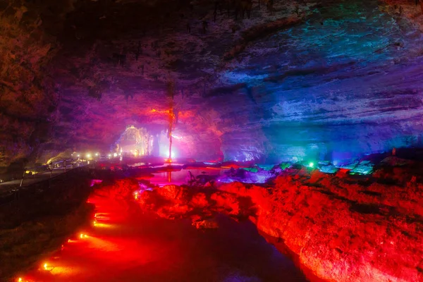 Malownicze Wnętrze Jaskini Shuanghedong Kolorowymi Światłami Wenquan Hrabstwo Suiyang Prowincja — Zdjęcie stockowe