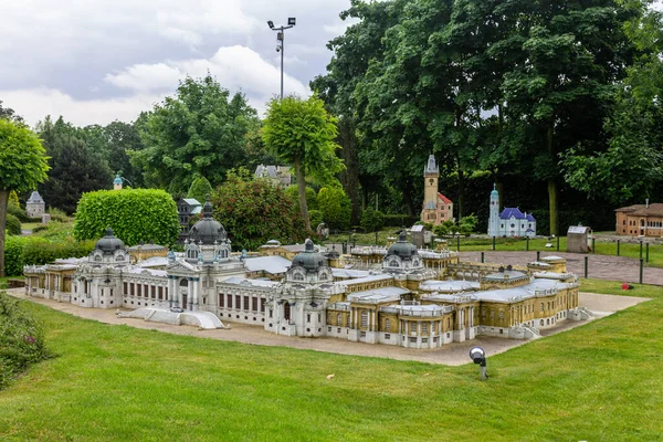 ブリュッセルのミニヨーロッパのミニチュア歴史的建造物公園のブダペストのゼンジ風呂 ベルギー — ストック写真