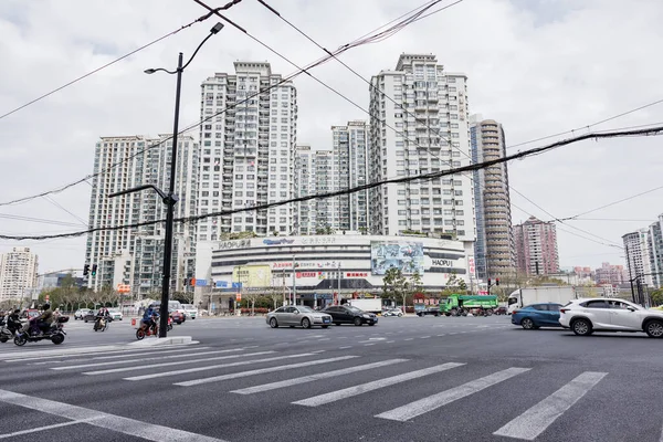 Centrala Shanghai Med Trafik Vägar Och Höghus Mot Molnig Himmel — Stockfoto