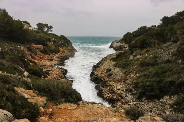 Světlý Den Pobřeží Mallorky Španělsko Bouřlivým Mořem Narážejícím Vln Mezi — Stock fotografie