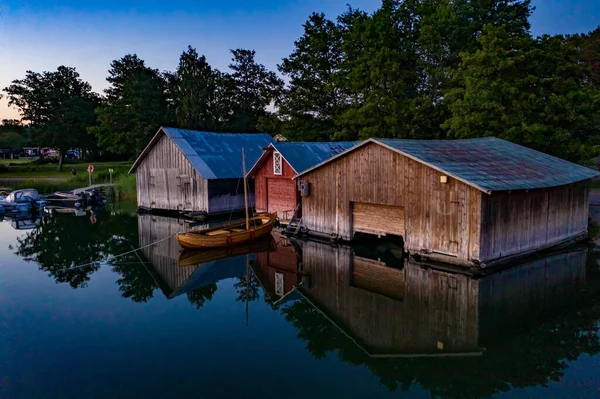 Luftudsigt Foran Traditionelle Bådehuse Karingsund Sommerskumring Ahvenanmaa Finland - Stock-foto