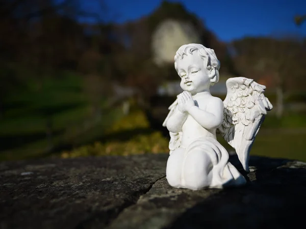 Primo Piano Una Scultura Angelo Bianco Che Prega Una Pietra — Foto Stock