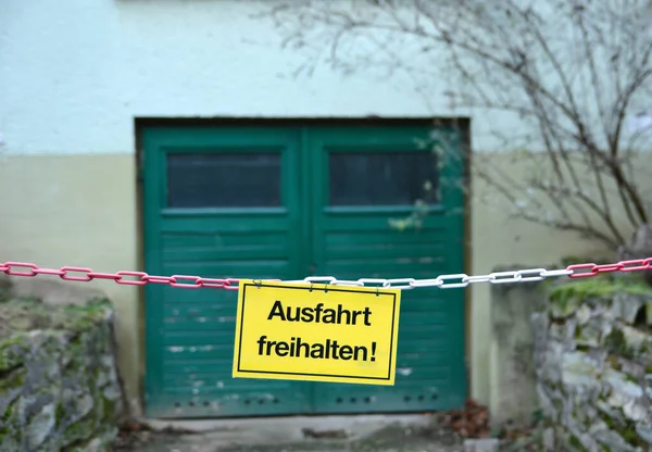 Κίτρινη Πινακίδα Στερεωμένη Αλυσίδα Τις Γερμανικές Λέξεις Για Keep Gateway — Φωτογραφία Αρχείου