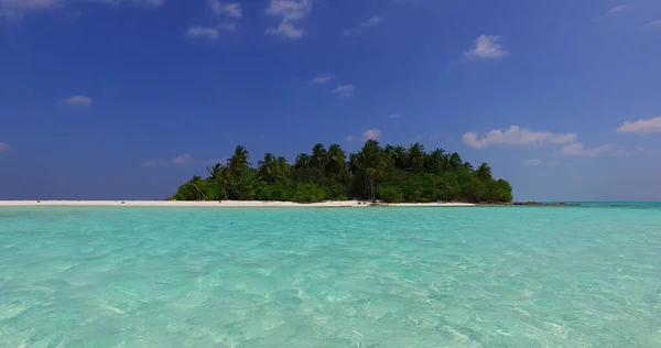 Küçük Bir Adayla Tropikal Bir Gölün Güzel Bir Görüntüsü — Stok fotoğraf
